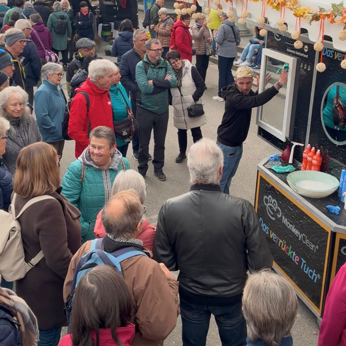 Joy, The Crazy Seller, bei einer Vorführung am Marktstand